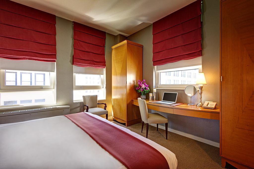 Suite med kingsize-seng og balkon